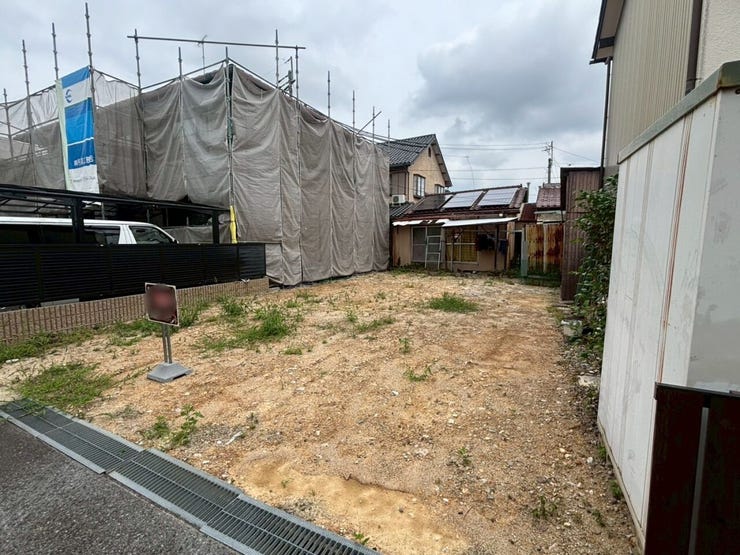 【更地渡し】
建築条件なし×更地渡し!
理想の住まいを一から自由にプランニングできます♪
解体費用が不要のため初期費用を抑えられ、家族の夢を形にするマイホーム計画が立てやすいです!