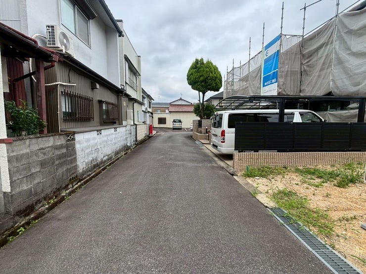 【前面道路】
大型車の通行が少なく、静かで落ち着いた環境が魅力です♪
小さなお子さんがいるご家庭でも安心して暮らせます!
車がスピードを出しにくく、交通事故のリスクも低減される安全な住環境です!