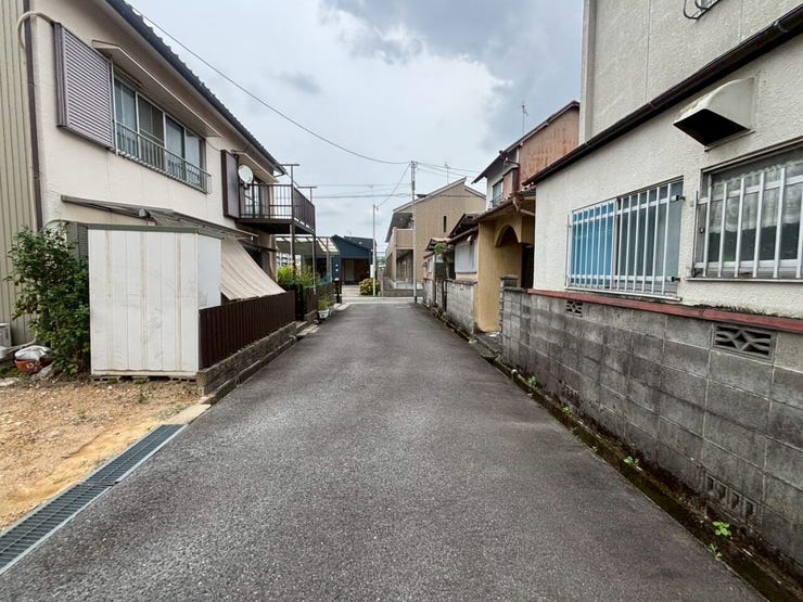 【前面道路】
交通量が少なく静かな環境のため、歩行者や高齢者、お子様にも安心の立地です♪
周辺の騒音も少ないため、落ち着いた雰囲気の中で穏やかな毎日を過ごしたい方にぴったりの住環境です!