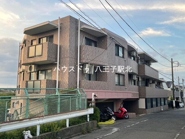 【外観】
小学校まで徒歩15分以内と、お子様の通学も安心なエリアに1992年築のマンション、専用庭付のお部屋が登場です。
※実際の写真から家具等を消すCG加工をしています。