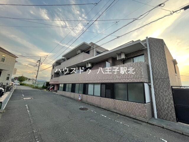 タイル貼りの落ち着いた外観
※実際の写真から家具等を消すCG加工をしています。