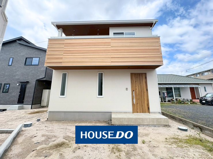 【外観】
2階部分の広々としたバルコニーが、住まいの高級感をさらに引き立てています。
※外構工事はこれからです。