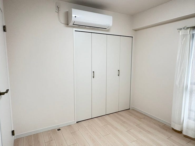 白を基調とした内装が圧迫感を感じさせない、すっきりとした居室です。二つの窓が室内をより広く見せ、開放的な住環境を演出します。毎日の暮らしを心地よく彩る、家族のプライベート時間を大切にする設計です。