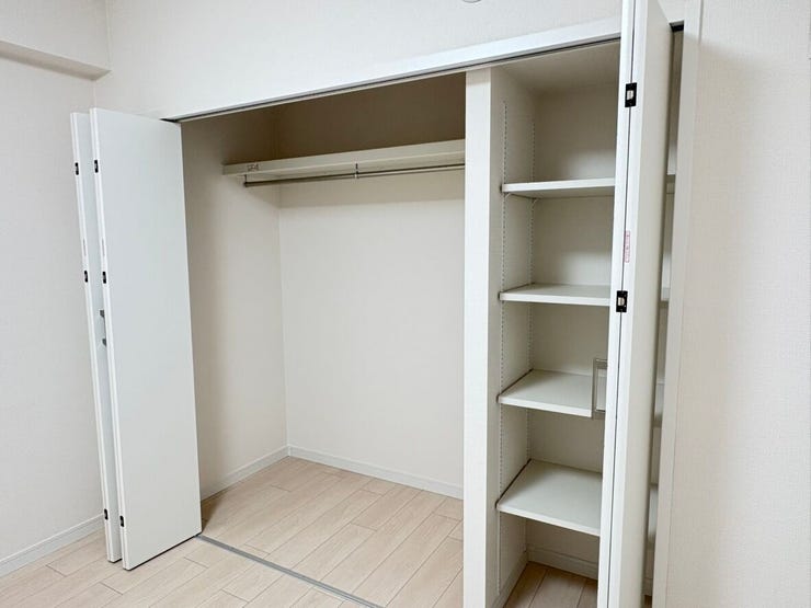 収納棚を備えたクローゼットで、小物からコートまで効率よく収まります。フラットな扉は主張しすぎず、インテリアの楽しみを広げてくれる設計。心豊かな暮らしのイメージが膨らむ、機能的なプライベート空間です