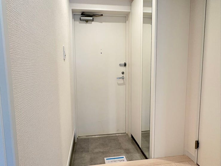 姿見付きの玄関収納が備わった、すっきりとした玄関スペースです。お出かけ前の身だしなみチェックもスムーズで、忙しい朝も気持ちよく出発できそう。白を基調とした明るい空間が、住まいの第一印象を整えます