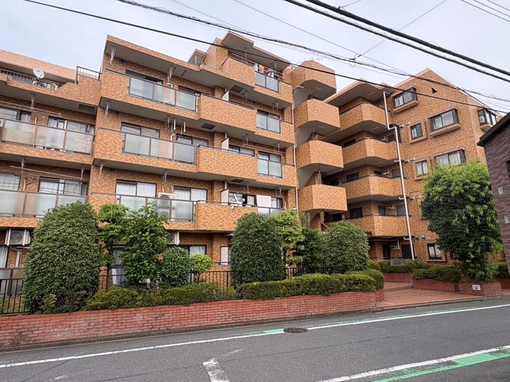 重厚感と温もりのあるタイル外観が特徴のマンションです。手入れの行き届いた植栽が、日々の暮らしに自然の彩りを添えてくれます。街並みに馴染む優しい佇まいで、穏やかな生活の場としていかがでしょうか。