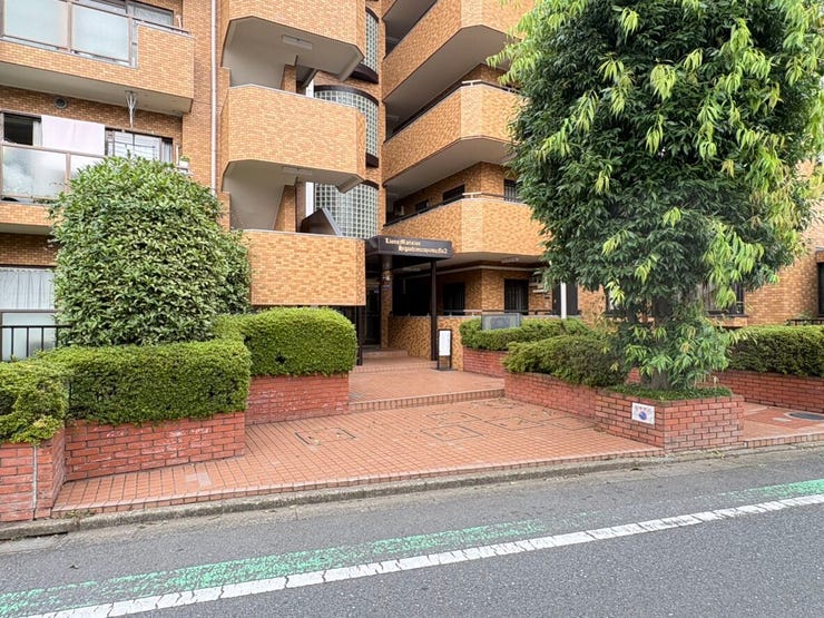 レンガ調のタイルが表情豊かなマンション外観デザインです。建物の周りには緑あふれる植栽が植えられ、心地よい視界を確保しました。日々のお出かけや帰宅の際、目に入る緑が暮らしを豊かに彩ってくれます。