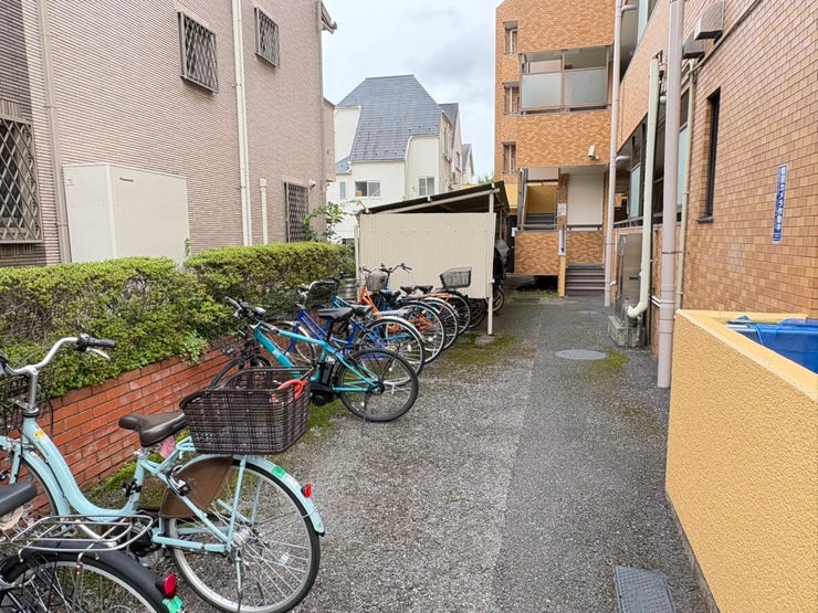 敷地内に駐輪スペースが確保された、暮らしやすい環境です。建物間を通る道は見通しがよく、日々の出入りや帰宅時も安心。周囲は静かな住宅街となっており、穏やかな空気感が心地よい毎日を演出します。