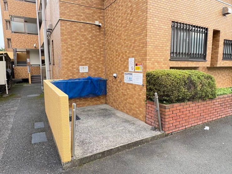 敷地内に管理されたゴミ置き場があり、日々の家事もスムーズに行えます。レンガ調の重厚な外観が落ち着いた印象を与え、住まいとしての安心感を高めてくれます。清潔に保たれた空間で、心豊かな毎日を過ごせそうです