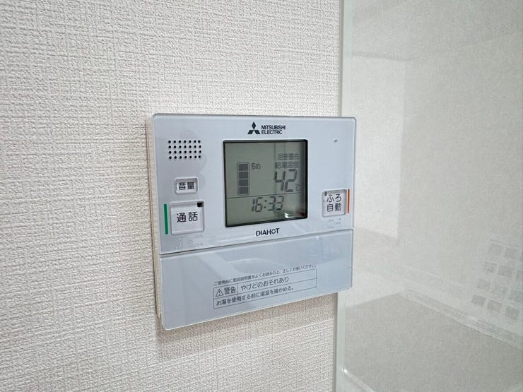 ワンタッチで湯温を管理できる、操作性の良い給湯パネルです。忙しい家事の合間や帰宅後も、手軽に心地よいバスタイムを準備可能。毎日の暮らしをスムーズに支えてくれる、便利な設備が整った住まいとなっています。