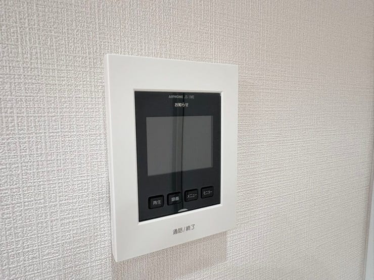 家事の最中も、ボタン一つで玄関先を確認できる便利なモニターです。防犯機能が整っていることで、日常に安心感とゆとりが生まれますね。心豊かな暮らしの基盤となる、安全性に配慮された住まいといえます。
