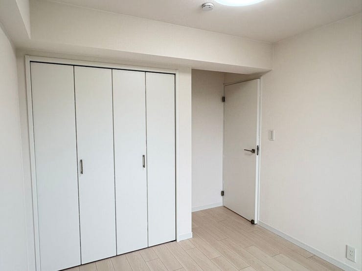 白を基調としたすっきりとした空間は、お部屋をより広く感じさせてくれます。お気に入りの家具を置いたり、自分だけの癒やしコーナーを作ったりと楽しみが広がります。日々の暮らしにゆとりをもたらす居室