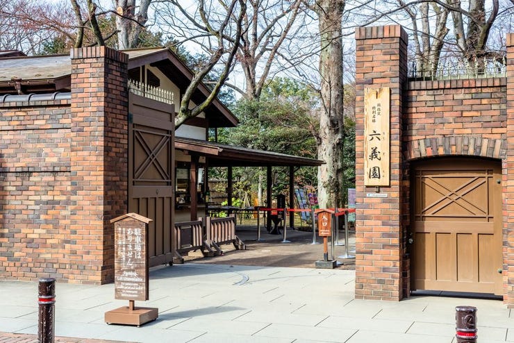 現地から徒歩圏内にある、都立庭園「六義園」。国の特別名勝に指定されている庭園で、春はしだれ桜が、秋には紅葉が楽しめます。都心にいながら春夏秋冬の移ろいを感じることができます。