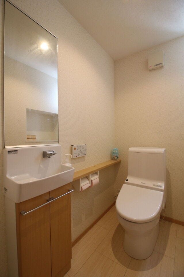 *1階のトイレ*
手洗い場がついており、トイレ内で手を洗うことができます!洗面所へ手を洗いに行く必要がないため、来客時も安心ですね♪