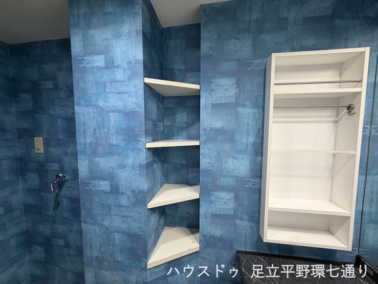可動棚付きの洗面室収納。タオルや洗剤類をすっきり収納できます。
