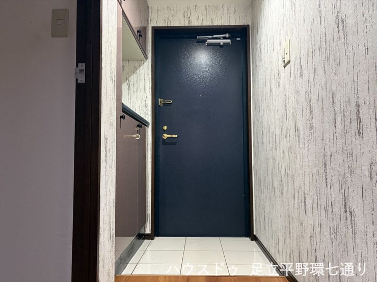 玄関は落ち着いた色合いで、帰宅時にすっきりとした印象を与えます。