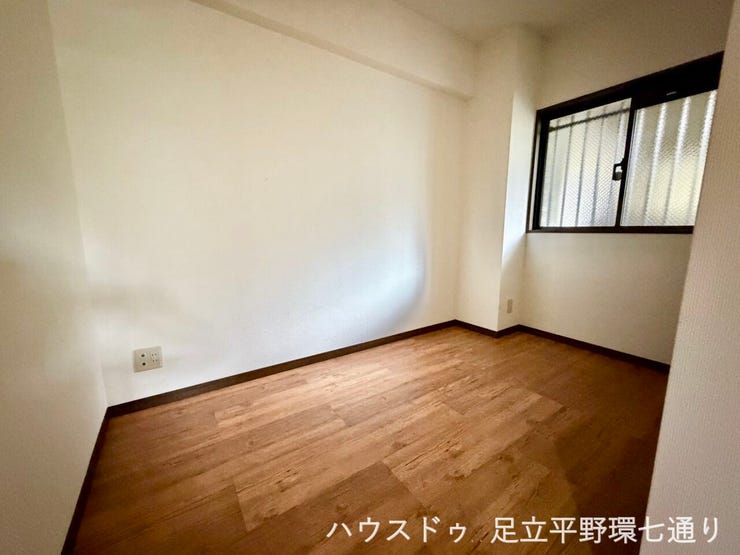 窓付きの洋室は自然光を取り込みやすく、落ち着いた居室空間です。