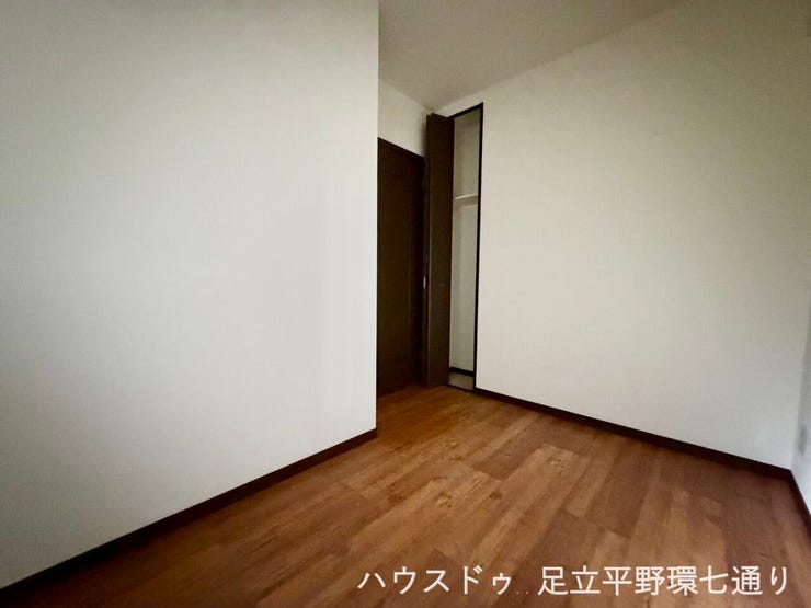 洋室はシンプルな内装で、寝室や仕事部屋など多目的に使えます。