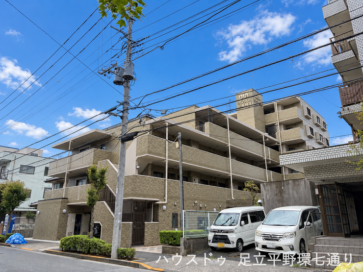 落ち着いた色合いのタイル貼り外観。重厚感があり、管理体制も整った住環境です。