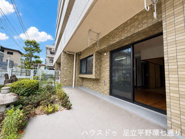 大きな掃き出し窓から専用庭へ出入りでき、採光や通風にも優れた明るい住戸です。