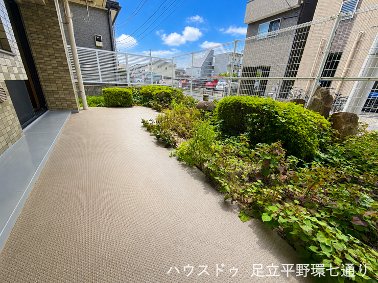 広々とした専用庭があり、ガーデニングやリラックスした時間を楽しめます。