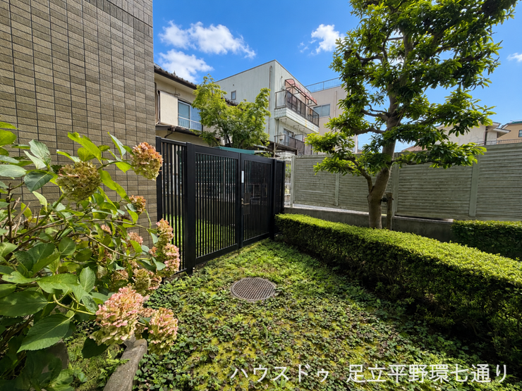 綺麗に手入れされた植栽が周囲にあり、自然を感じる心地よい暮らしが可能です。