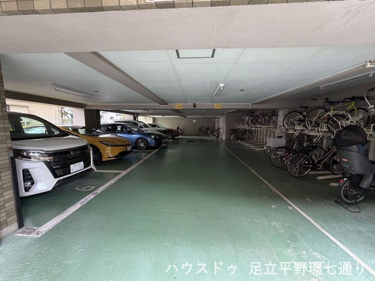 雨の日も濡れにくい屋根付きの共用スペースがあり、大切な自転車や車を保護できます。
