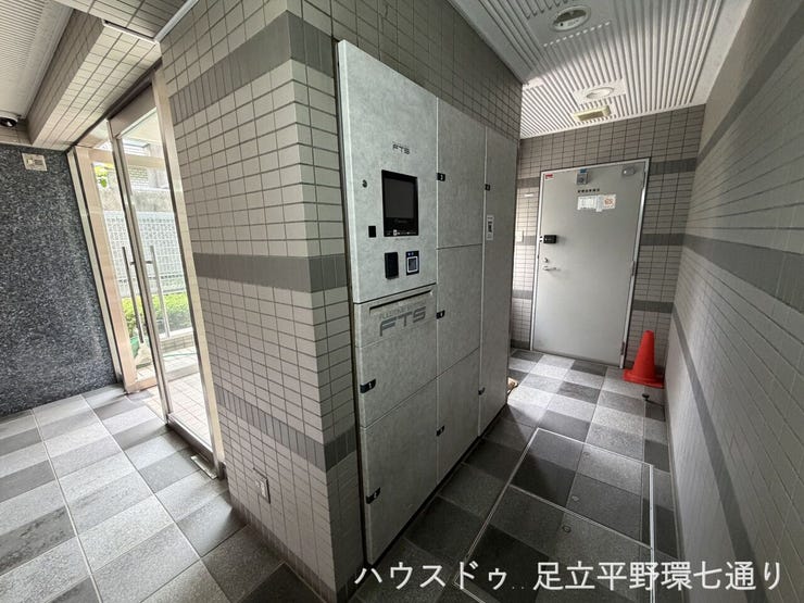 不在時でも荷物を受け取れる宅配ボックスがあり、忙しい方の生活をサポートします。