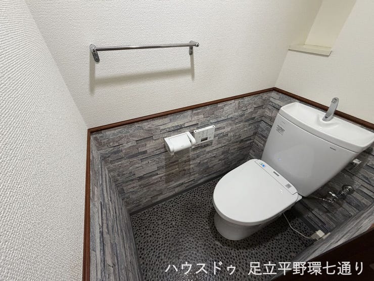温水洗浄便座付きトイレ。清潔感があり、毎日快適に使用できます。