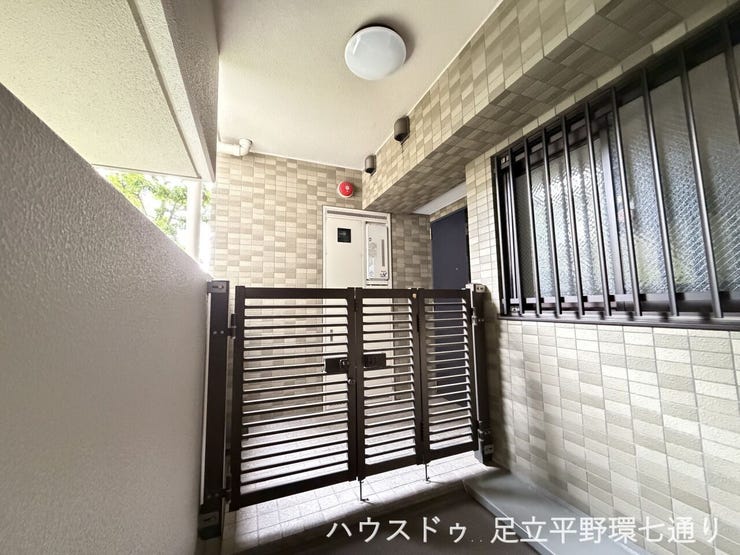 玄関前に専用門扉があり、プライバシー性と防犯性が高い設計です。
