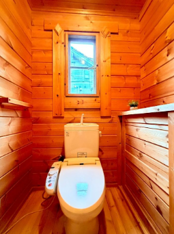 トイレは窓付きなので換気がしやすいですね。