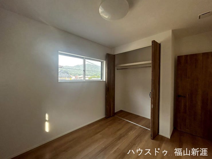 全居室収納付きでお部屋を広々活用可能。2面採光で明るく、子ども部屋や書斎にもおすすめの洋室です。