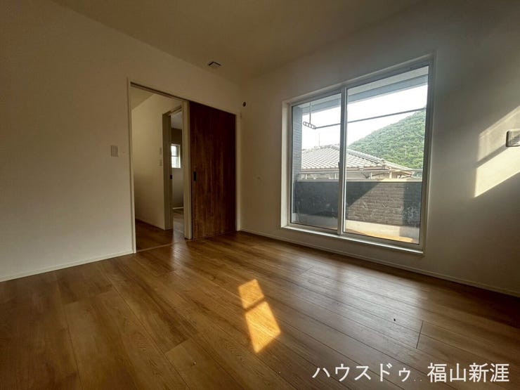 バルコニーに面した明るい主寝室。ゆとりある約7帖の広さで、大きなベッドを置いてもゆったりとお使いいただけます。
