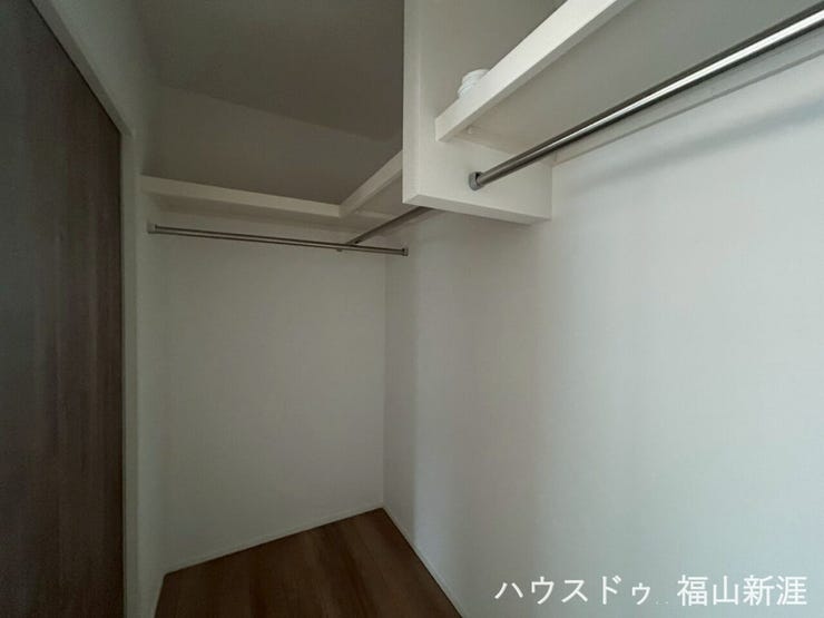 衣類や季節用品をたっぷり収納できるウォークインクローゼット。お部屋をすっきり保ち、快適な住空間を実現します。