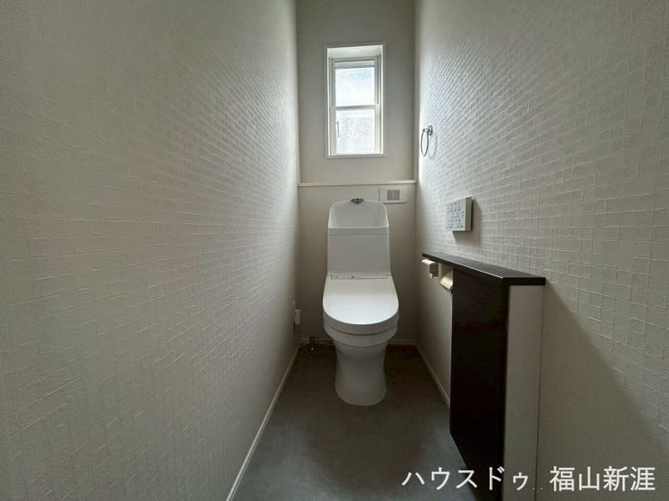 2階にもトイレを設置しているため、朝の身支度や就寝時も便利。窓付きで明るく、清潔感のある空間です。