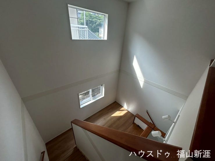 吹抜けからたっぷりの陽光が差し込む開放的な階段ホール。上下階をゆるやかにつなぎ、明るく心地よい住空間を演出します。