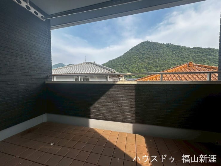 屋根付きのインナーバルコニーは急な雨でも安心。緑豊かな山並みを望む眺望が、毎日の暮らしに癒しを与えてくれます。