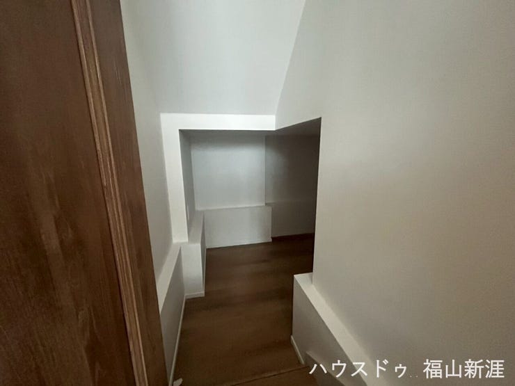 季節用品やスーツケースなどの収納に便利な小屋裏収納。居住空間を広く使える、収納力が魅力のスペースです。