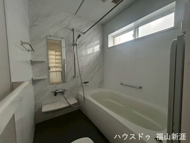 窓付きで明るく換気もしやすい浴室。ゆったりとした浴槽で、一日の疲れを癒す快適なバスタイムをお過ごしいただけます。