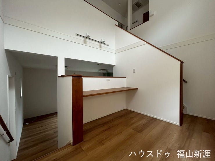 開放感あふれる吹抜けと多目的カウンターを備えた2階ホール。在宅ワークやお子様の学習スペースとしても活用できます。