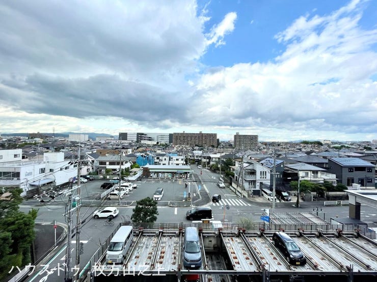 広がる空と街並みを望む、心地よい眺望。