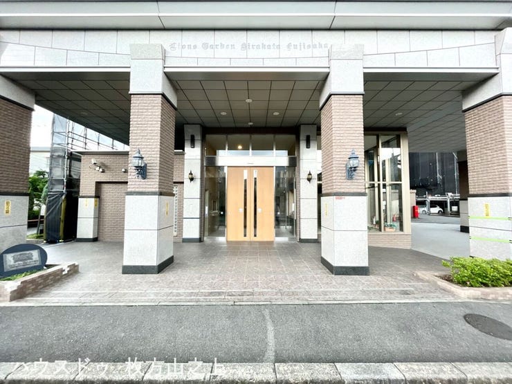 上質な暮らしを予感させる、格調高いエントランス空間。