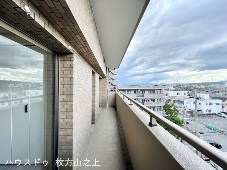 空と街並みを望む、開放感あふれるワイドバルコニー