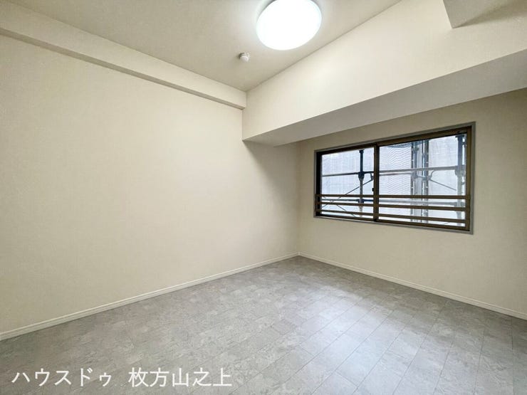 シンプルで上質なデザインの洋室。