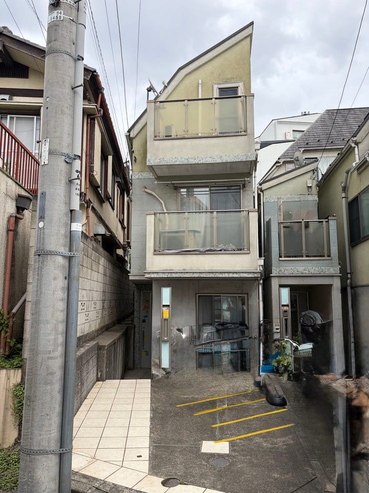 【外観】
世田谷らしい落ち着いた住環境に佇む3階建て住宅。