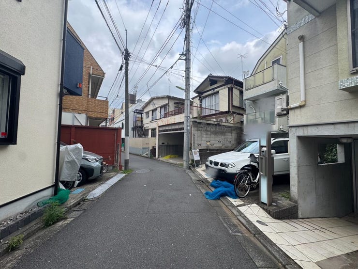 周辺は低層住宅が建ち並ぶ穏やかな住環境。交通量も比較的少なく、静かな暮らしをお求めの方におすすめです。