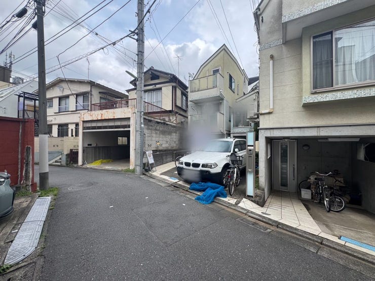 落ち着いた住宅街に位置し、前面道路は交通量が比較的少なく、車の出し入れもしやすい住環境です。