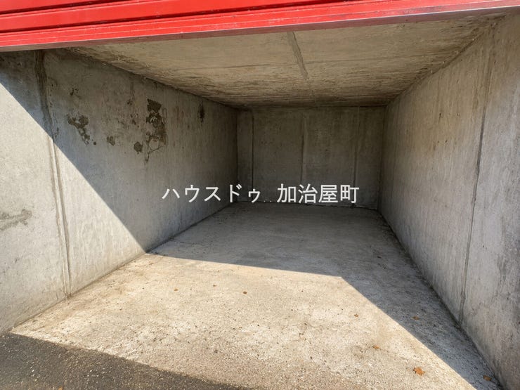 ※掲載写真はAI画像補正により、車庫内の残置物を除去しています。建物の間取り・設備・建具・窓位置等の形状は変更しておりません。現況は内覧時にご確認ください。