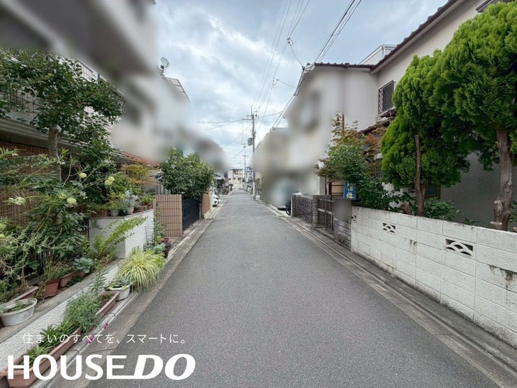 前面道路の様子。閑静な住宅街で車の出し入れもしやすく、建替え後の生活環境も良好です。