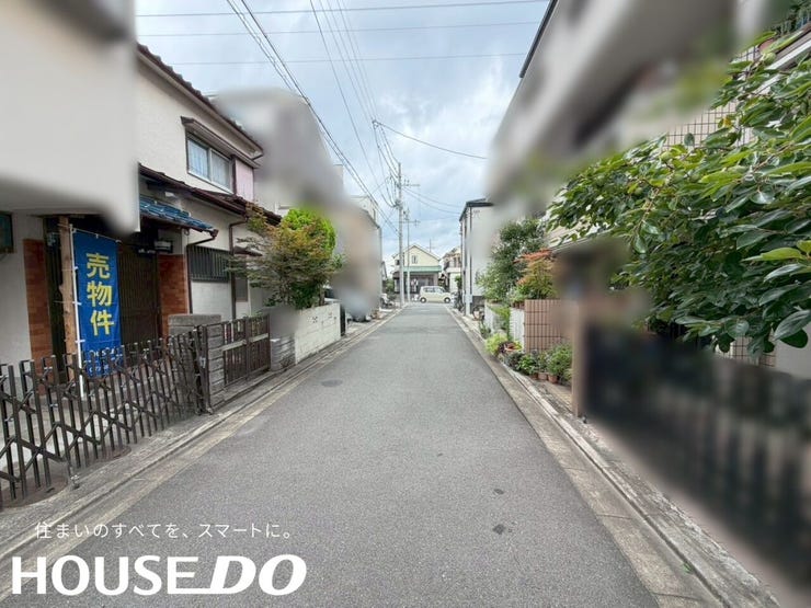 前面道路の反対側から見た様子。周辺は落ち着いた戸建てが並ぶエリアです。